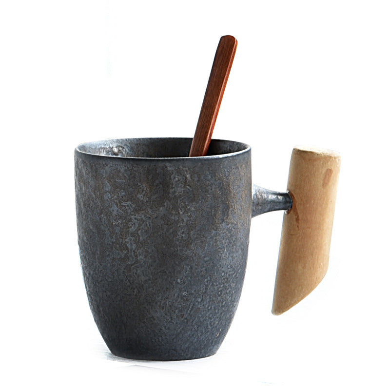 Handgefertigte, glasierte Retro-Tasse aus Keramik mit Holzgriff