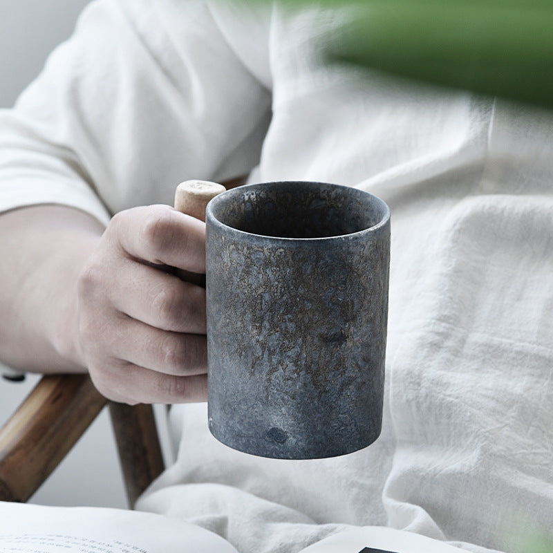 Handgefertigte, glasierte Retro-Tasse aus Keramik mit Holzgriff