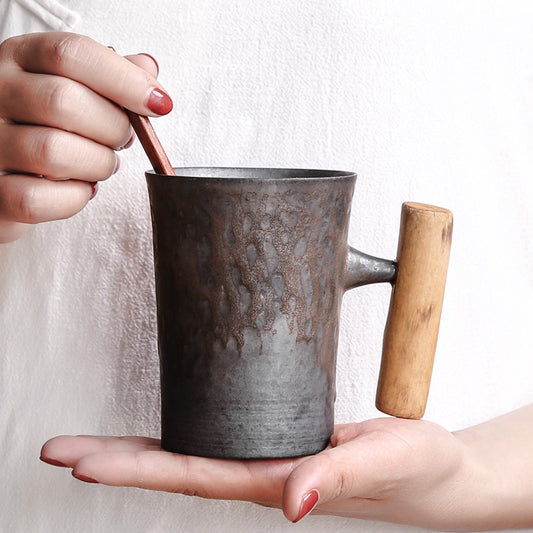 Handgefertigte, glasierte Retro-Tasse aus Keramik mit Holzgriff